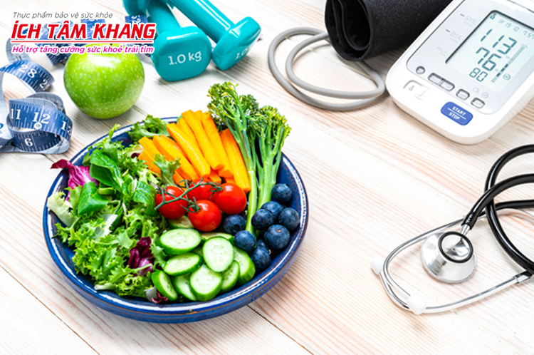 Người bệnh tăng huyết áp nên ăn rau xanh, trái cây, đồ ăn ít muối